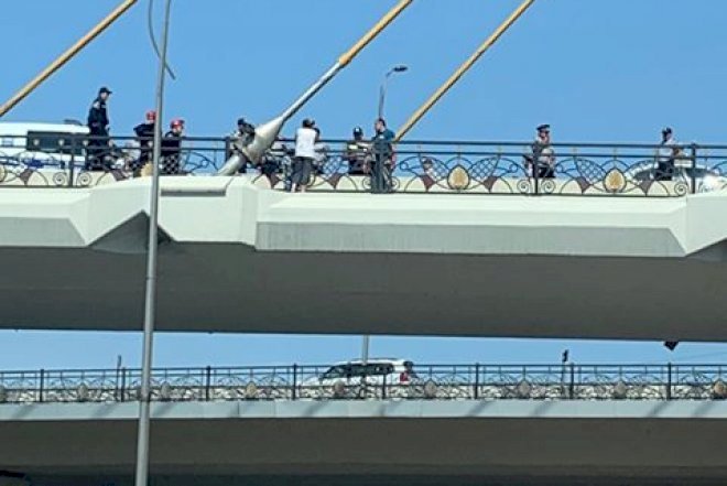    Bakıda dəhşət: Ana uşağı ilə intihar etmək istəyir -   Fotolar