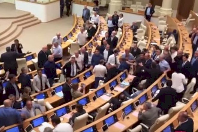    Gürcüstan parlamentində əlbəyaxa dava -   Video