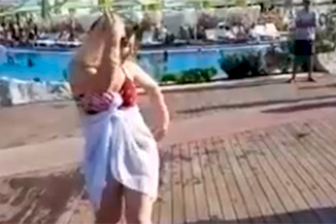    Azərbaycanlı müğənni çimərlikdə  ərəb üçün göbək rəqsi oynadı -   Video