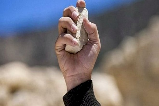    Daşla silahlanmış sakinlər həkimin evinə hücum etdi   