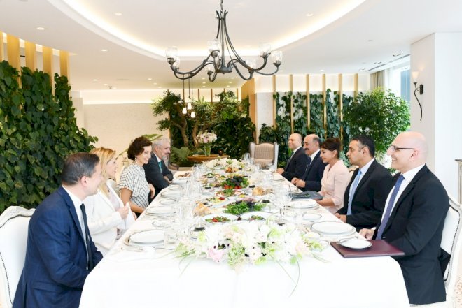    Mehriban Əliyeva Odre Azule ilə naharda   
