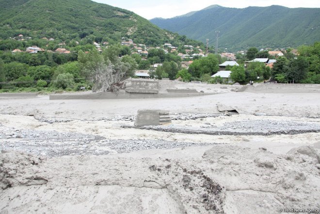    Güclü sel Azərbaycanda yolu dağıtdı   