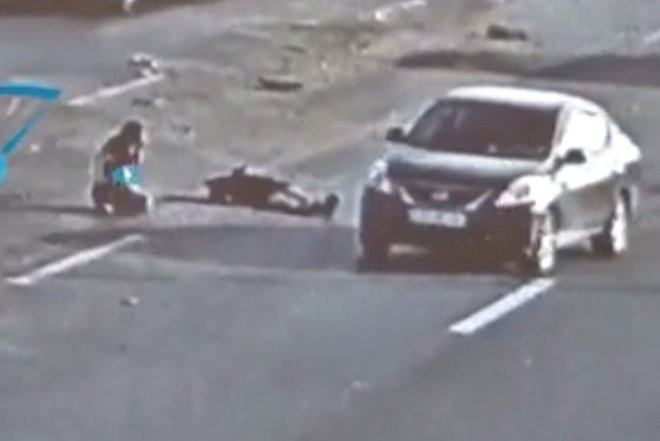    Bakıda süpürgəçini vuran qadın sürücü şoka düşdü -   Video