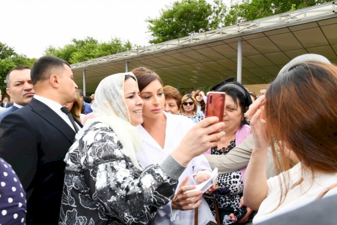    Birinci xanım əsgər anaları ilə -   Fotolar