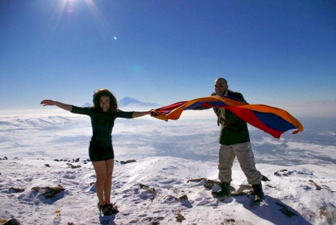    Ermənilər Ağrı dağına bayraq sancdı   