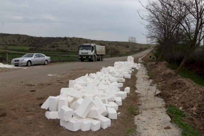    Cəbhədə divar çəkilir   