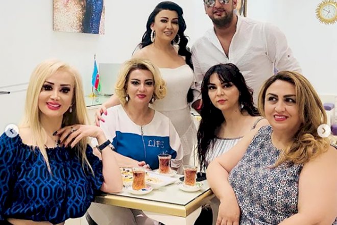    Məşhəd ziyarətindən gələn müğənni göbəyini açdı - Fotolar   