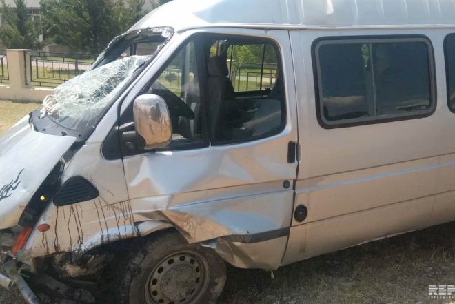    Mikroavtobus aşıb, xəsarət alanlar var   