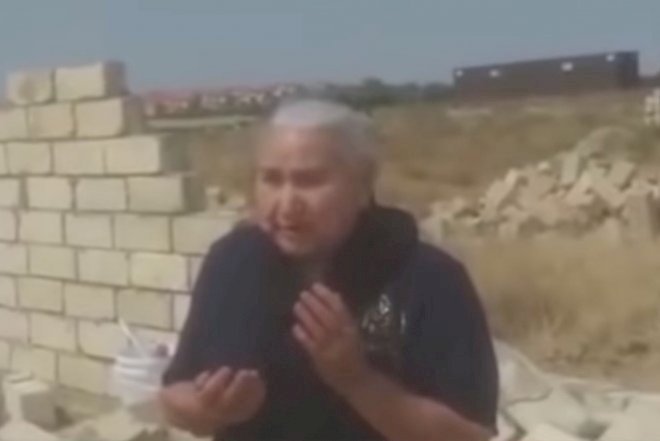    Şəhid anası oğlunun qan pulu ilə ev tikdi, icra hakimiyyəti dağıtdı -   Video