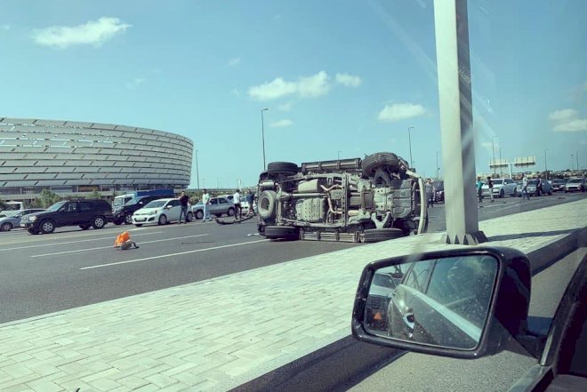    Aeroport yolunda maşın aşdı   
