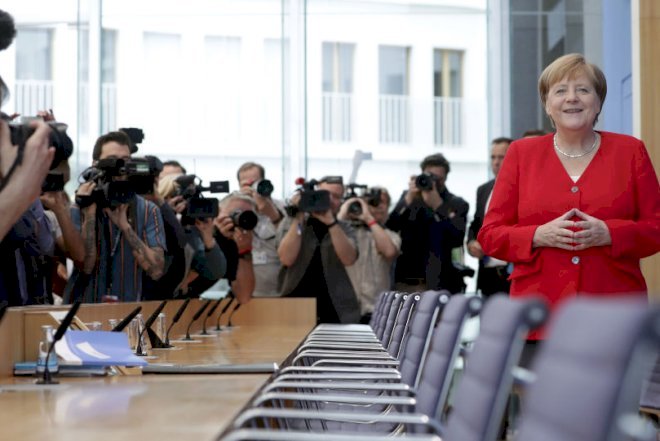    Titrəyən Merkel: “Yaxşıyam, vəzifəmi yerinə yetirə bilərəm“   