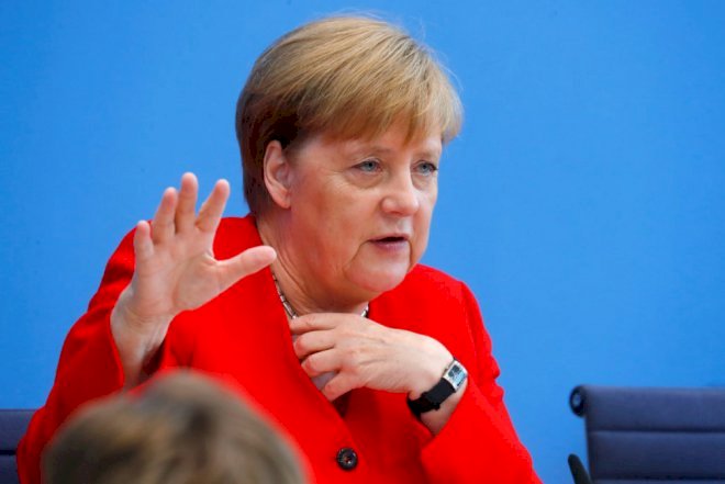    Merkel məzuniyyətdə oxuyacağı kitabı seçdi: “Titrəyən qadın“   