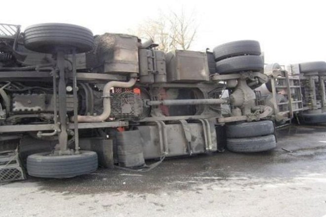    Sumqayıt yolunda yük maşını aşdı   