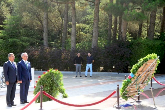    Media nümayəndələri Heydər Əliyevin məzarını ziyarət etdilər - Fotolar   