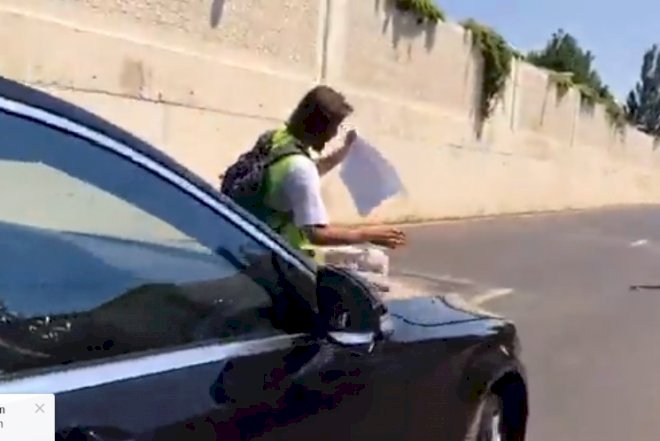    Jurnalist Abid Şərifovun maşınının üstünə çıxdı –   Video