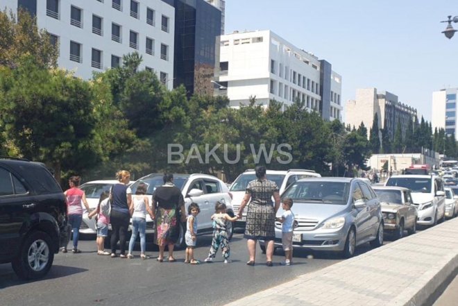    Bakıda qadnlar uşaqları ilə aksiya keçirdi   