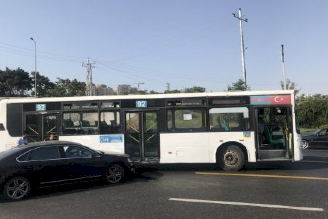    Bakıda avtobus qəzası: Tıxac yarandı   