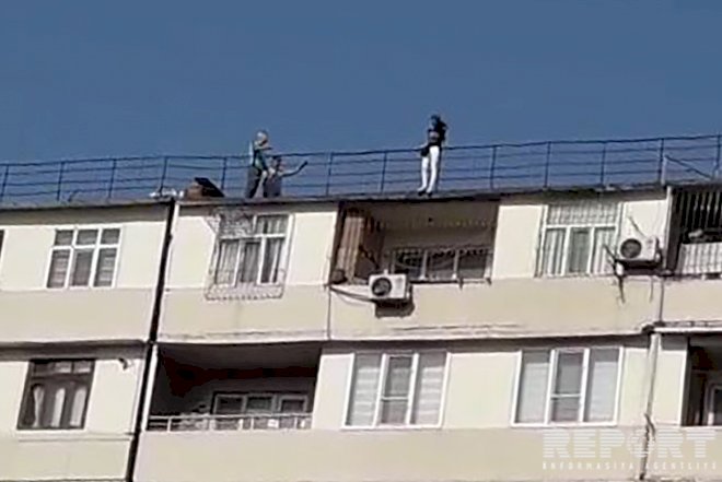    Bakıda gənc qadın binanın damına çıxdı - İntihar etmək istəyir   