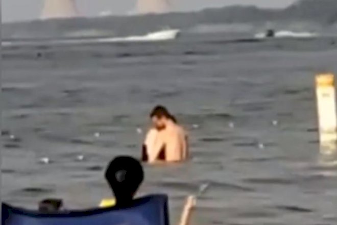    Göldə sevişən cütlüyü polis sudan zorla çıxardı - Foto   