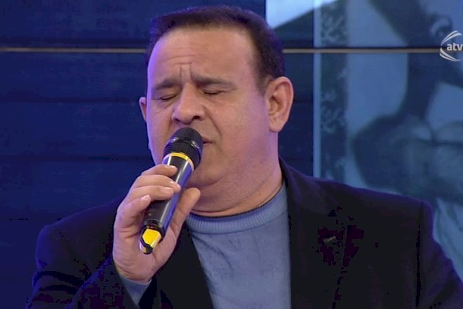    54 yaşlı Tacir Şahmalıoğlu yeni doğulmuş oğlunu belə çimizdirdi - Video   