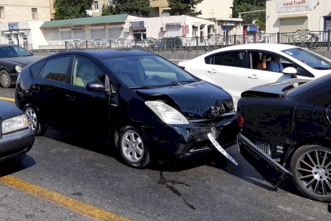    Piyada yolu keçmək istədi, 4 avtomobil toqquşdu - Bakıda   