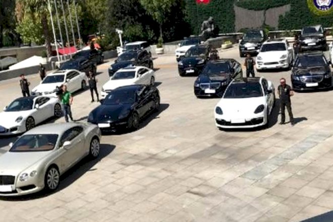    Polis şöbəsinin qarşısı lüks avtomobillərlə doldu - Fotolar   