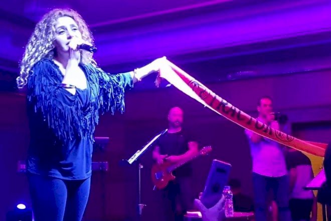    Çinarə Məlikzadə “Traxtor Azərbaycan” bayrağı ilə səhnəyə çıxdı - Foto   