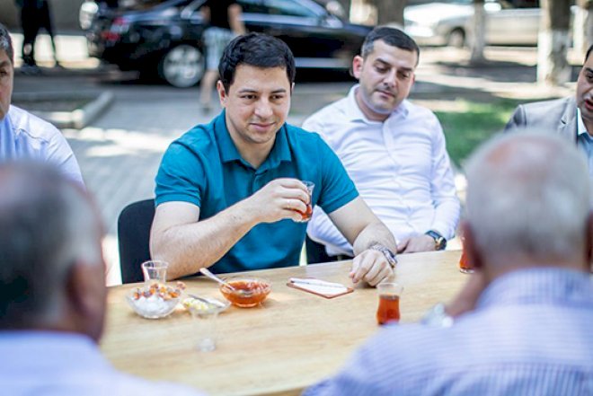    Parlamentin sədri azərbaycanlılarla çay içdi   