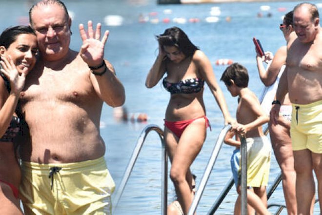    Aktyor 25 yaş kiçik sevgilisi ilə istirahətdə - Foto   