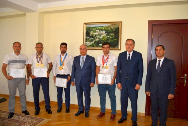    İcra başçısı karateçilərimizə pul payladı   