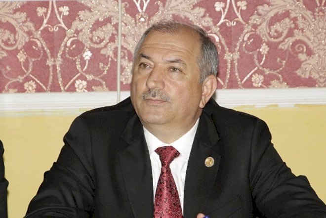    “Ağzında saqqız xanımlarla “az” deyə müraciət edir” –   İcra başçısına ittiham