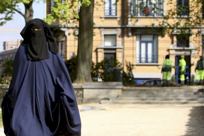    Hollandiyada niqab qadağası qüvvəyə mindi   