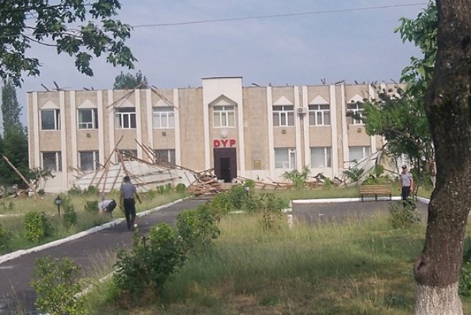    Dolu DYP-nin binasının dam örtüyünü uçurdu - Fotolar   