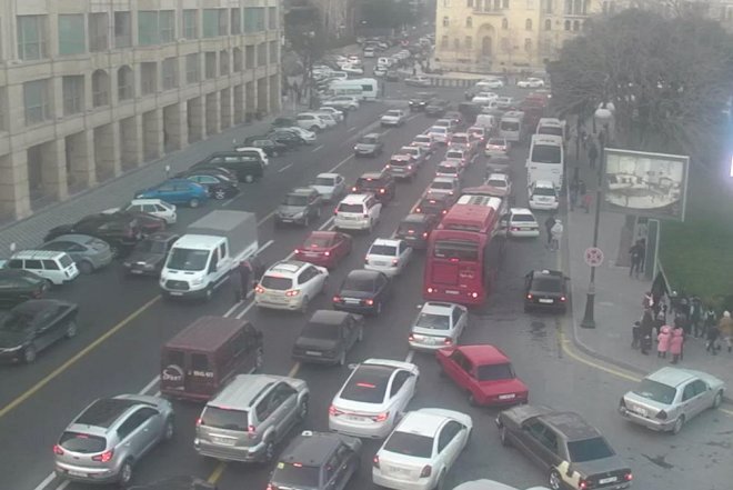    İki küçənin kəsişməsində qəza: tıxac yarandı   