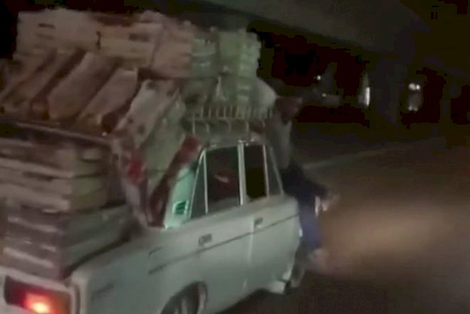    Bakıda gənc oğlan kapotun üzərində oturdu - Video   