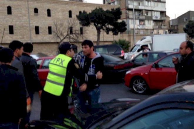    Yol polisi ilə sürücü arasında əlbəyaxa dava –   Video