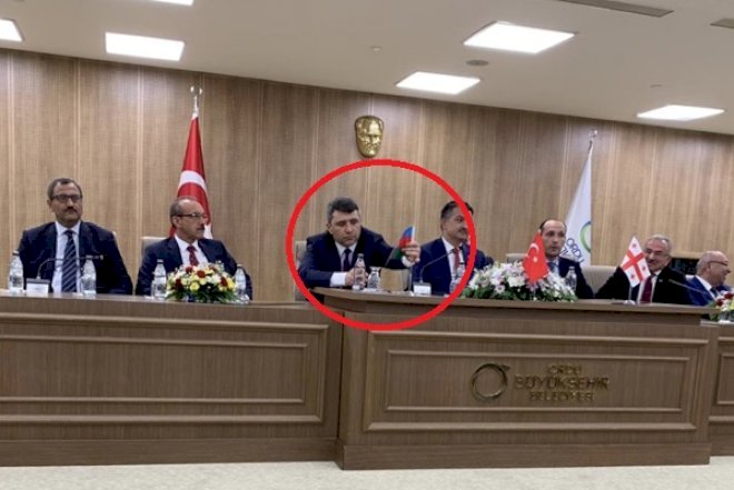    Nazir tərs asılmış bayrağımızı düzəltdi  -   Video