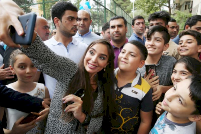    Leyla Əliyeva sakinlərlə görüşdü, selfi çəkdirdi   
