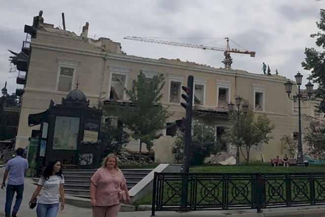    Bakıda “qəzalı” adı ilə tarixi bina sökülür -   Foto