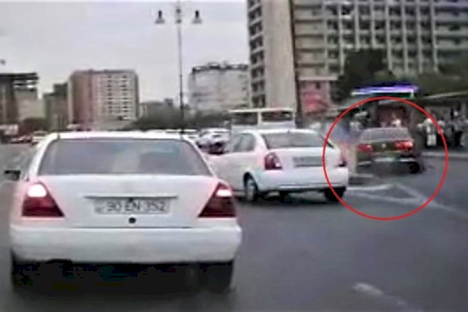    “Gənclik”də dəhşət: maşını insanların üstünə sürdü - Video   