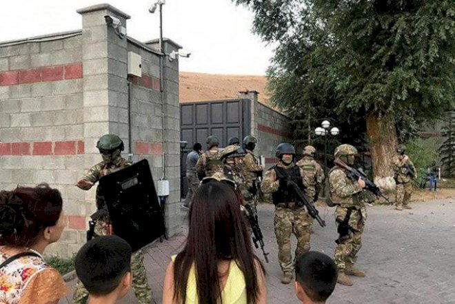    Atambayevə qarşı yeni əməliyyat: qumbaralar və Molotov kokteylləri havada uçuşur   