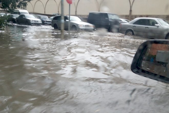    Küçələr selə təslim oldu... - Yağışlı Bakıdan mənzərələr   – Foto, Video