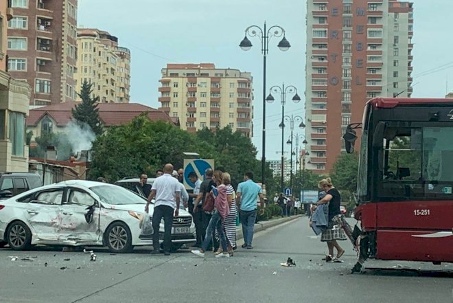    “BakuBus“un avtobusu zəncirvari qəza törətdi: 1 nəfər yaralanıb   