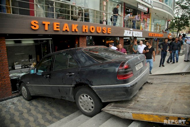    Bakıda avtomobil məşhur restorana girdi - Fotolar   