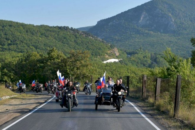   Müxalifətin mitinqi zamanı Putin motosikilet sürüb –   Fotolar