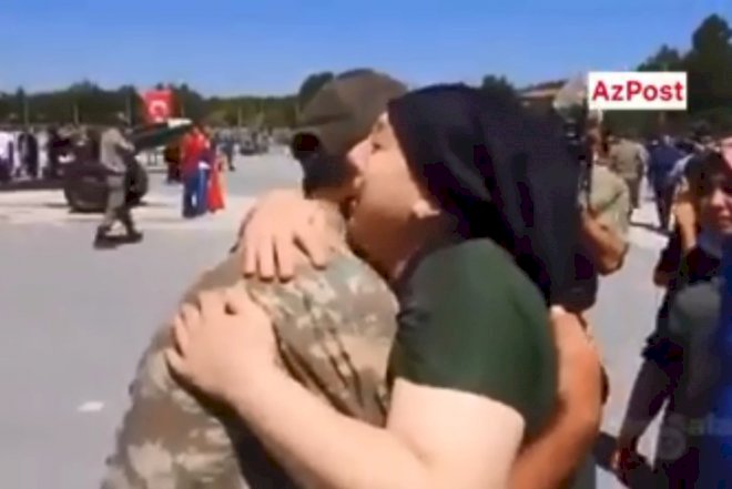    Əsgərə andiçmədə anasının öldüyünü dedilər –   Ürəkdağlayan video