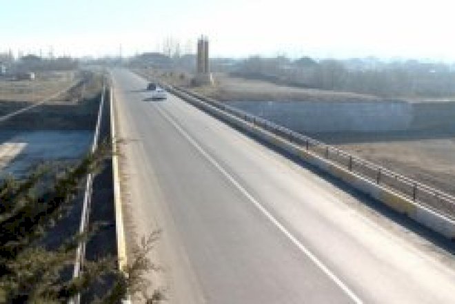    Atası ölən gənc özünü körpüdən atdı   