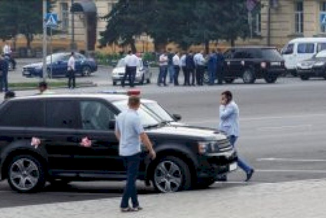    Azərbaycanlı “Range Rover“dən çıxıb atəş açdı - Toy kortejində dəhşət   