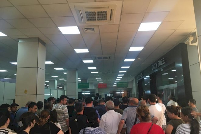    Qırmızı Körpüdə gərginlik - Foto   
