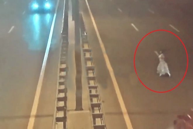    Bakıda 120-lik yolda maşın qadını belə vurdu - Video   